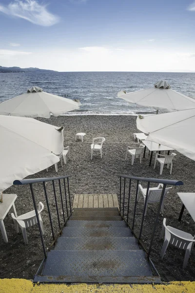 Bar aan strand met witte stoelen — Stockfoto