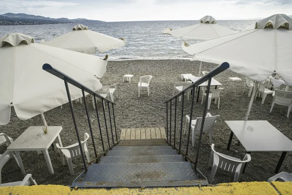 Bar sulla spiaggia con sedie bianche — Foto Stock