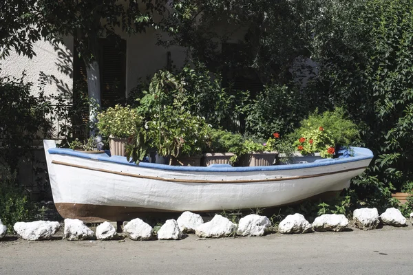 Oude boot op het land — Stockfoto