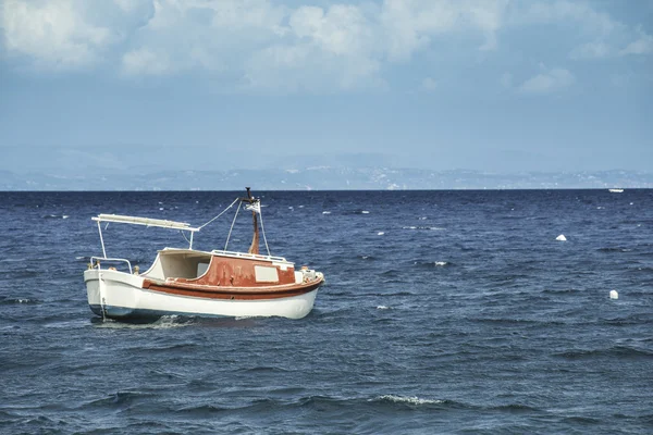 Barco no mar Mediterrâneo. — Fotografia de Stock