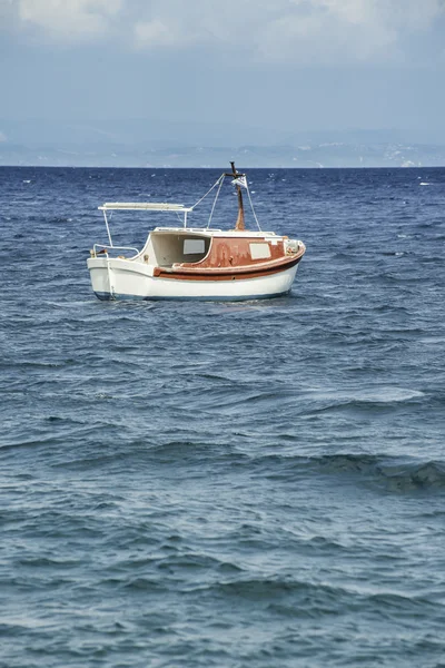 Barco en el mar Mediterráneo. — Foto de Stock