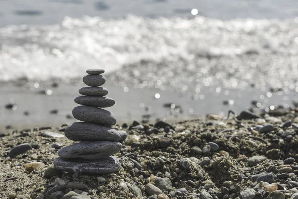 海の石を積み上げ — ストック写真