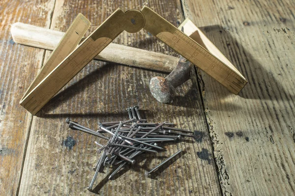 Hammer, Nägel und Holzzentimeter — Stockfoto