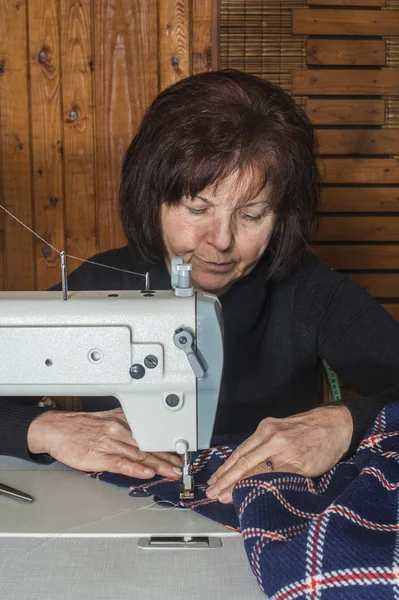 Жінка шиє на швейній машинці . — стокове фото