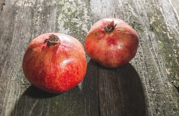 Granatäpfel auf Holztisch — Stockfoto