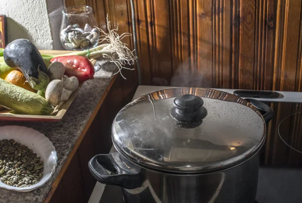 Koken van vlees in vintage keuken — Stockfoto