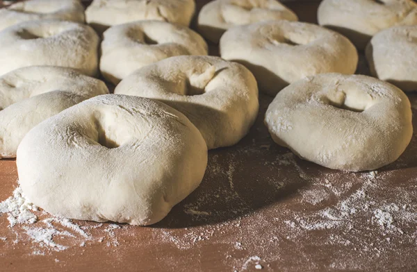 Ahşap masa üzerinde yoğurma simit — Stok fotoğraf