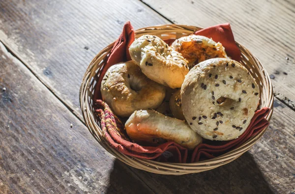 Bagels frescos na bandeja — Fotografia de Stock