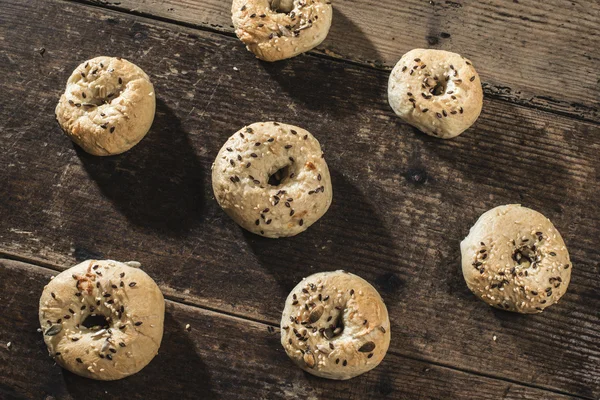 Rosquillas frescas sobre madera — Foto de Stock