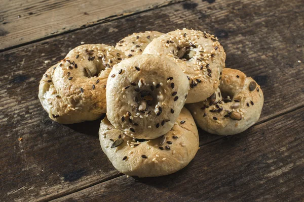 Bagel freschi su legno — Foto Stock