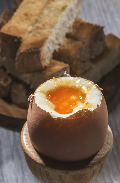 Мягкое яйцо на столе — стоковое фото