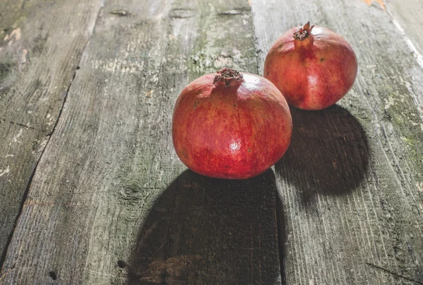Granatäpfel auf Holztisch — Stockfoto