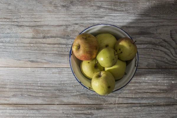 Appels in vintage metalen beker — Stockfoto