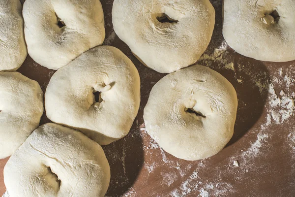 Ahşap masa üzerinde yoğurma simit — Stok fotoğraf