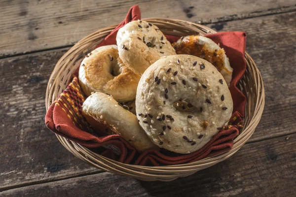 Rosquillas frescas en bandeja — Foto de Stock