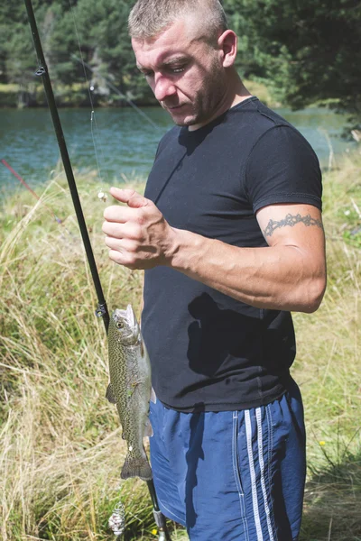 Pescador pegou um peixe — Fotografia de Stock