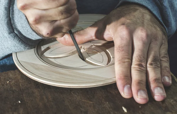 Woodcarver makes threaded plate — Stock Photo, Image