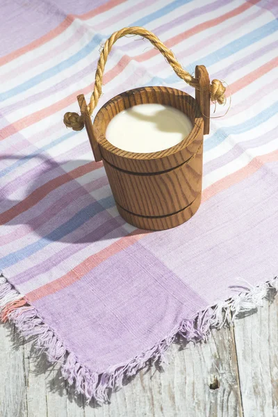 Caneca de madeira pequena vintage de leite — Fotografia de Stock