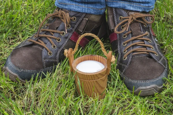 Donna che tiene una tazza di latte — Foto Stock