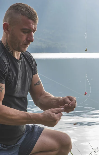 Uomo preparare canna per la pesca — Foto Stock