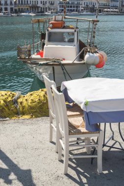 Tipik Yunan restoran ve balık tekne