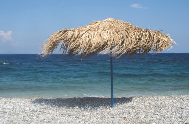 Sahilde saman şemsiyesi
