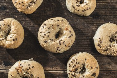 ahşap üzerine taze simit