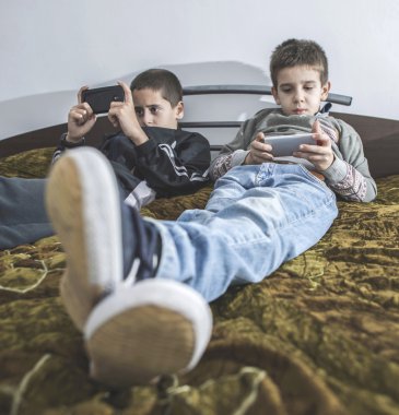 Çocuk akıllı telefonlar ile oyun