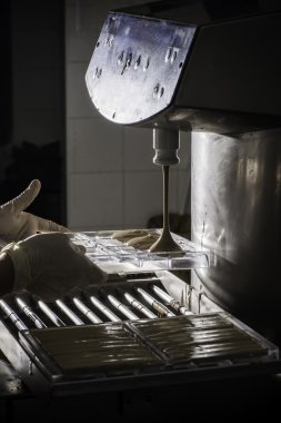 Kadın çikolata bar yapmak