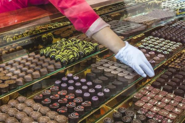 판매자가 게에서 초콜릿 사탕을 복용 — 스톡 사진