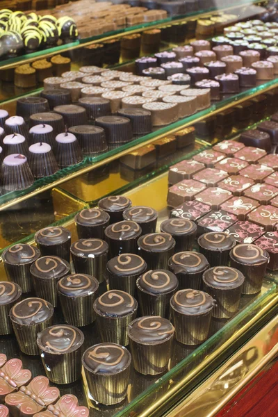 Doces de chocolate na janela da loja — Fotografia de Stock