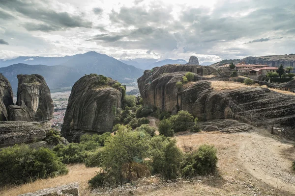 Meteora manastırları rock kuleleri üzerine olduğunu — Stok fotoğraf