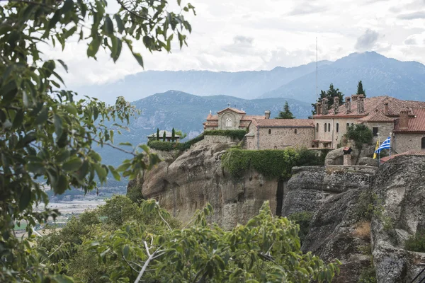 メテオラ修道院岩塔の上には、します。 — ストック写真