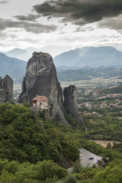 Meteora manastırları rock kuleleri üzerine olduğunu — Stok fotoğraf