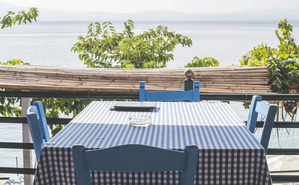 Mesa en taberna griega en la playa — Foto de Stock