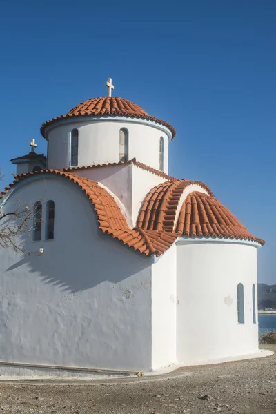 Iglesia griega blanca típica —  Fotos de Stock