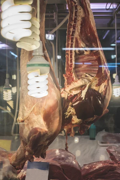 Мясо на подлинном рынке — стоковое фото