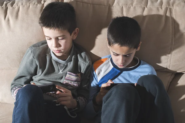 Crianças brincando com smartphones — Fotografia de Stock