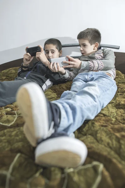 Дети играют со смартфонами — стоковое фото