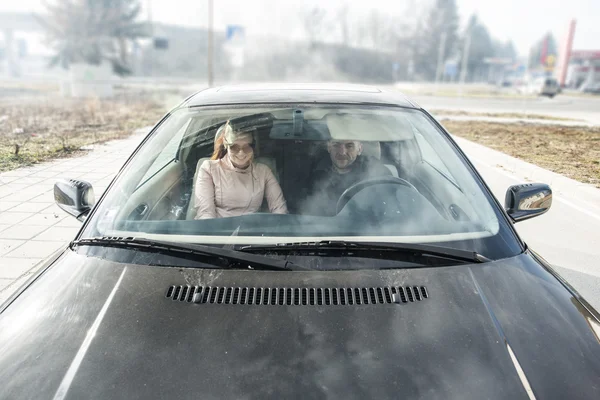 Mężczyzna i kobieta w podróży samochodem — Zdjęcie stockowe