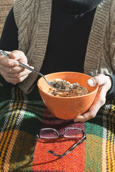 Vrouw eten ontbijt — Stockfoto