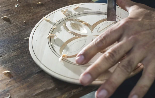 Woodcarver working with wood — Stock Photo, Image