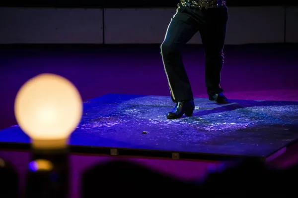 Malabarista na arena do circo — Fotografia de Stock