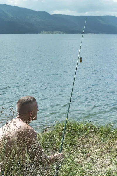 Uomo pesca nel lago — Foto Stock