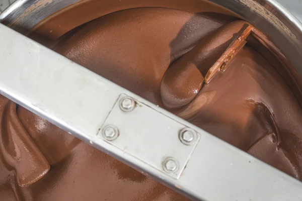 Fabricação de barra de chocolate na fábrica — Fotografia de Stock