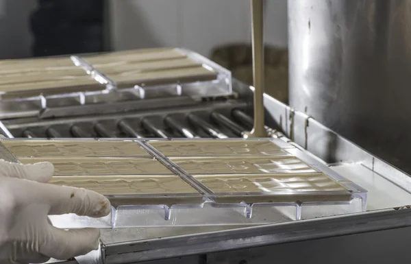 Mujer haciendo barra de chocolate —  Fotos de Stock