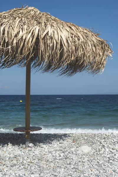 Umbrelă de paie pe plajă — Fotografie, imagine de stoc