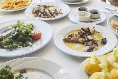 Bir Yunan restoranında ahtapot