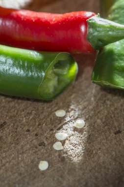 Ahşap kesme tahtası üzerinde sıcak biber