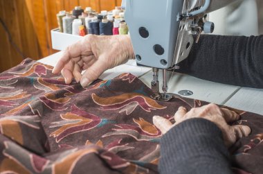 Dikiş dikiş makinesi üzerinde kadın. 